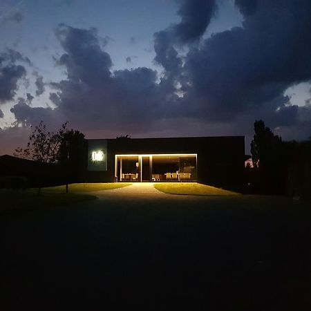 ホテル Master Horse Club - Svojetice エクステリア 写真