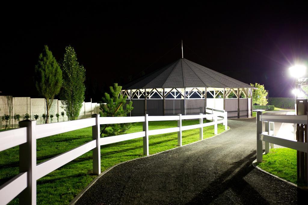 ホテル Master Horse Club - Svojetice エクステリア 写真